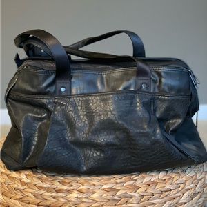 Lululemon Out of Range duffle in black leather